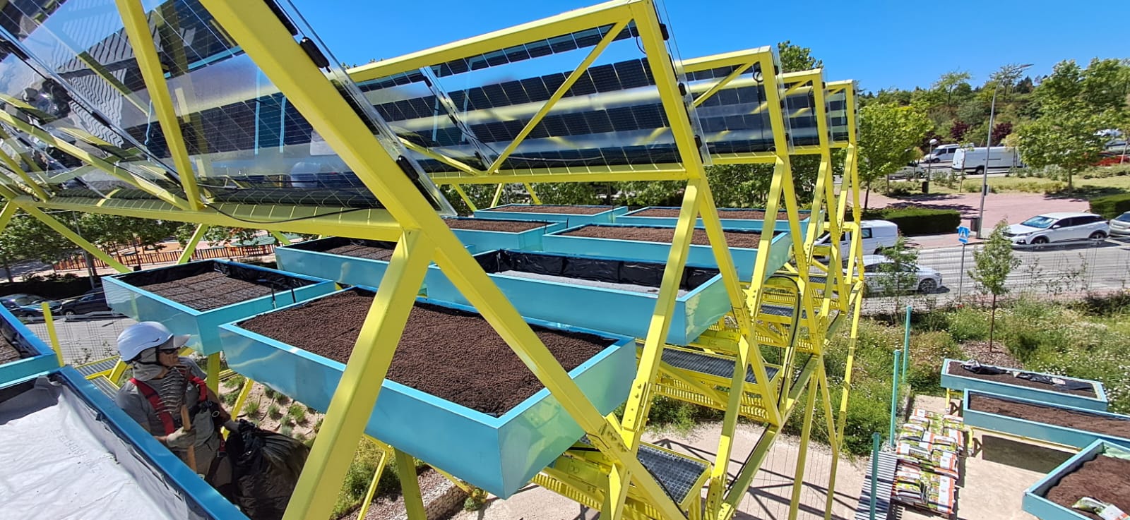 Mesas de cultivo instaladas a 7 metros de altura bajo estructura fotovoltaica PergoLab en el laboratorio CIEC de Madrid.