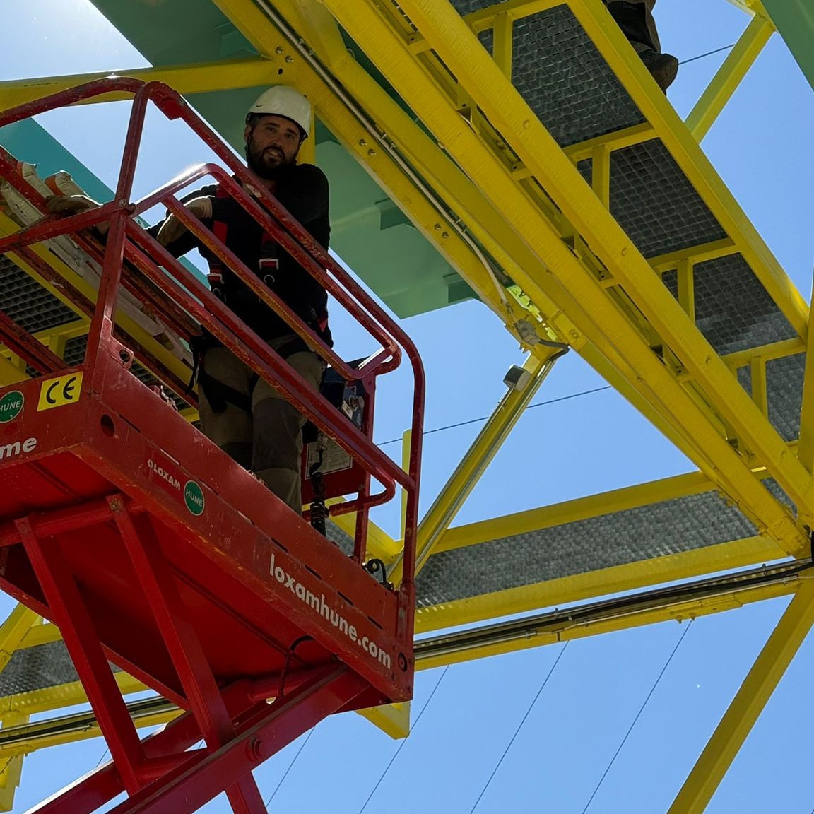 Técnico de Foret operando plataforma elevadora durante la instalación de mesas de cultivo a gran altura en la estructura PergoLab.