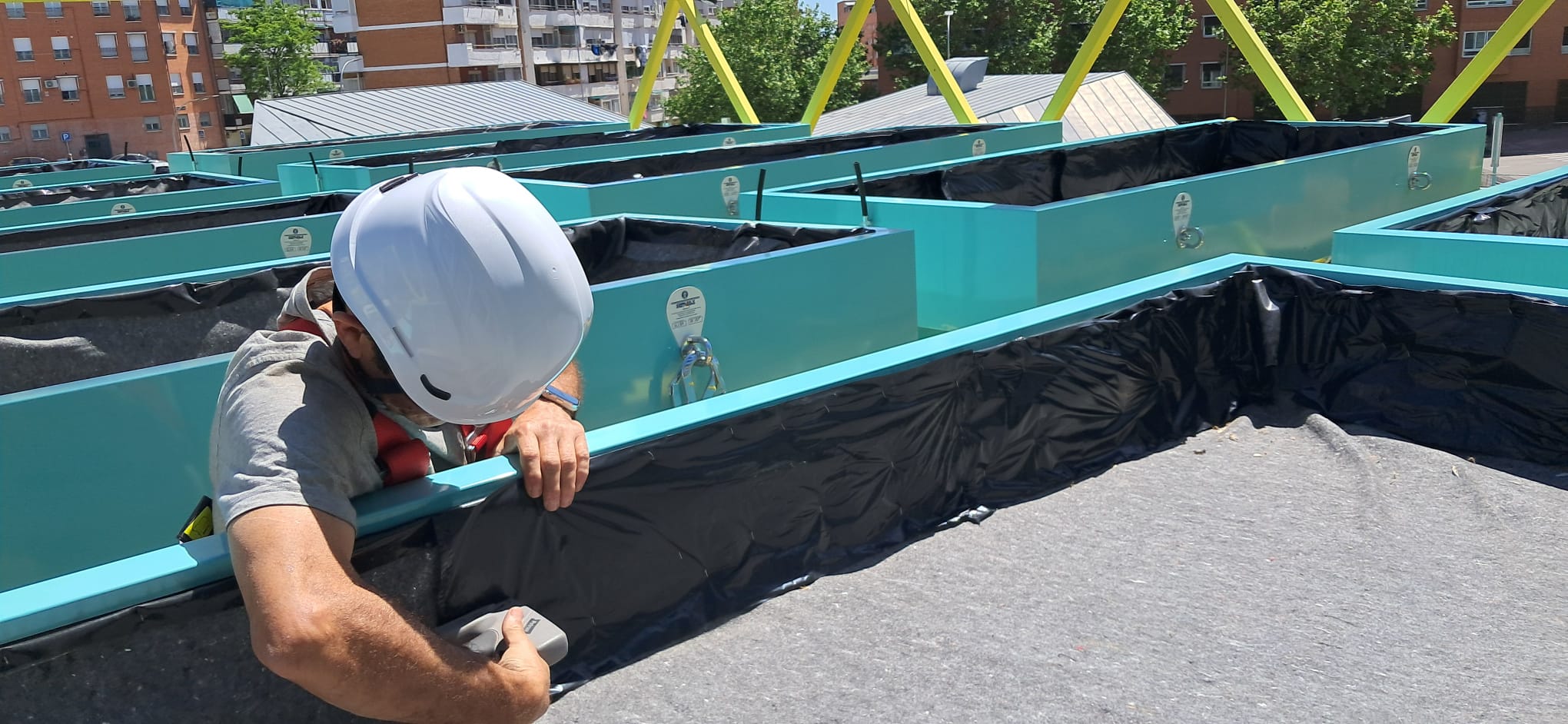 Colocación y fijación de lámina impermeable por parte de técnico cualificado de Foret en una mesa elevada del CIEC.