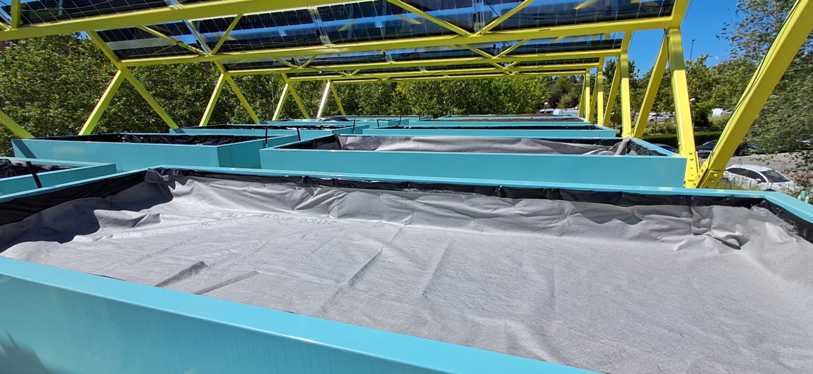 Vista de las mesas de cultivo listas con la capa geotextil instalada, parte del sistema de cubierta vegetal