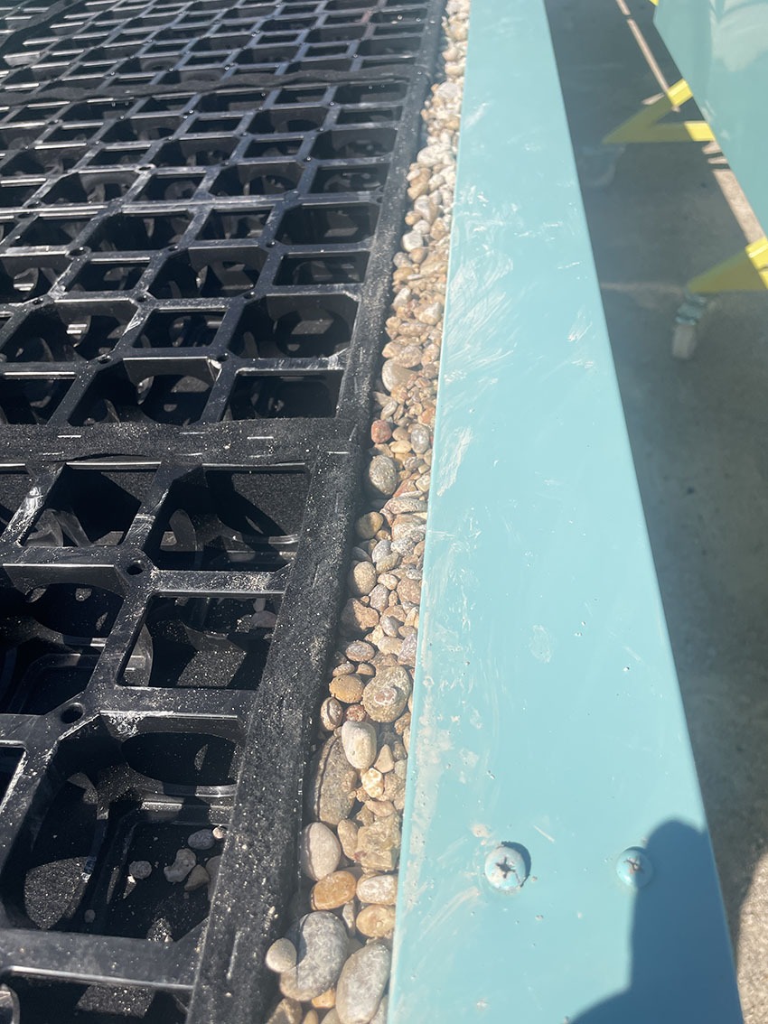 Detalle sistema ZinCo con árido instalado Acabado lateral del sistema de drenaje ZinCo FLORADRAIN® con árido en el perímetro de la mesa.
